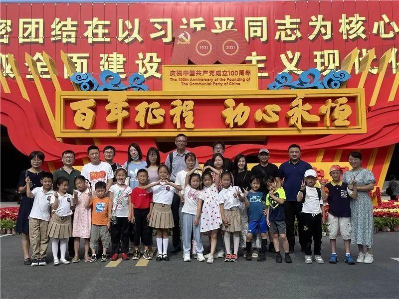张天爱现身综艺《乐队的海边》现场，身材纤细状态好，她为什么被称作女神？